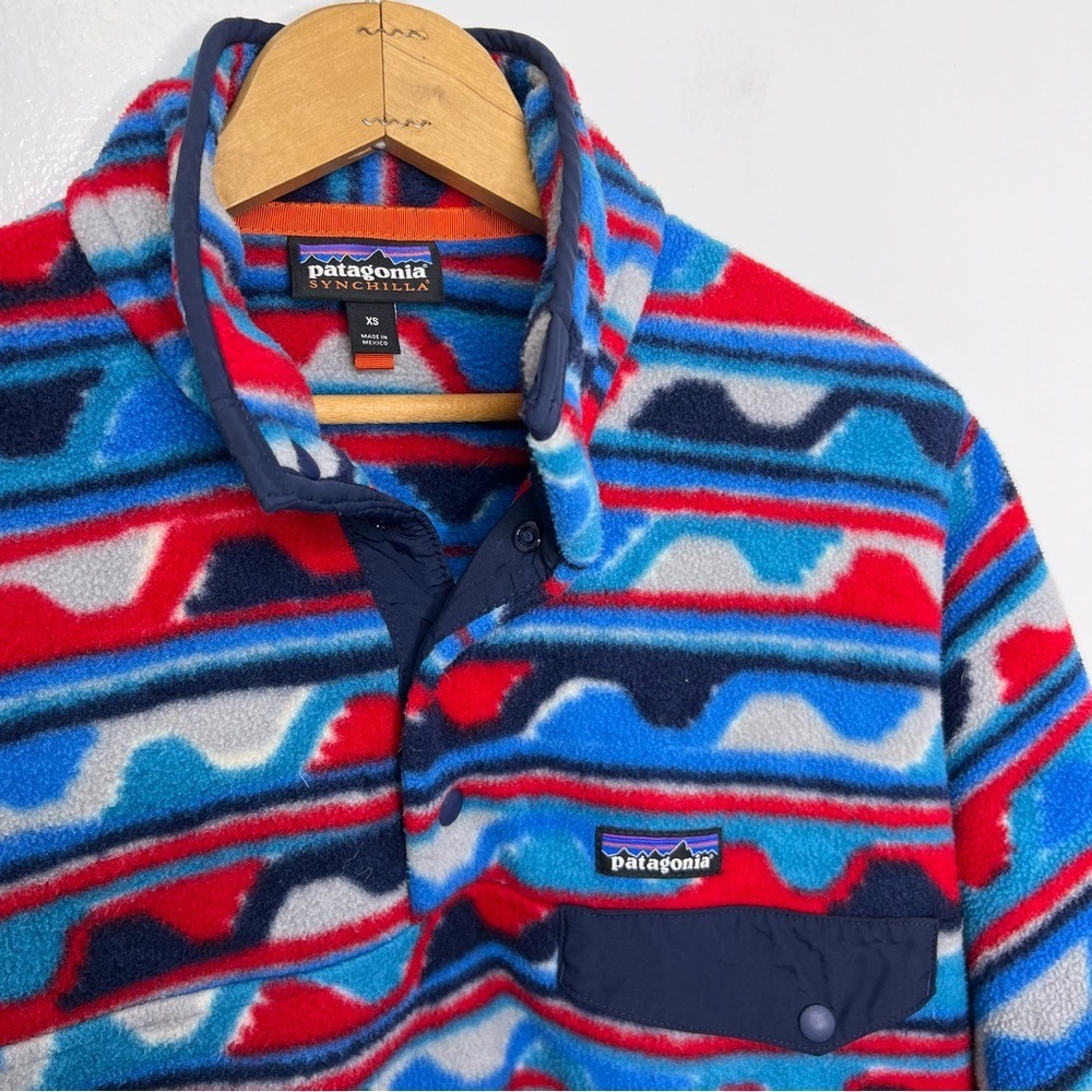PATAGONIA Delta Navy Blue and Red Wave Printed Snap T Synchilla Fleece - Picture 3 of 5